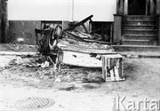 Spalony samochód marki Trabant przed budynkiem Komitetu Wojewódzkiego PZPR. Radom, 25 czerwca 1976 
