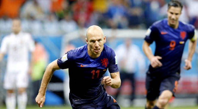 Arjen Robben cieszy się po bramce strzelonej Hiszpanom