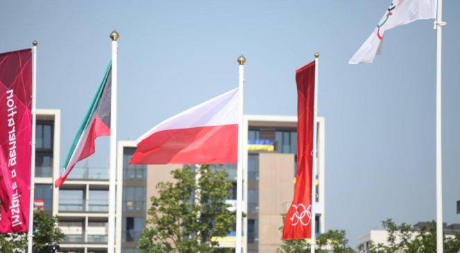 Polska flaga w wiosce olimpijskiej
