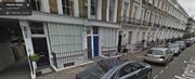 Wejście do lokalu (niebieskie drzwi), w którym znajdował się punkt kontaktowy dla wydawców emigracyjnych i osób wtajemniczonych w nielegalną dystrybucję książek zakazanych w krajach komunistycznych. Londyn, Morreton Terrace 3a.