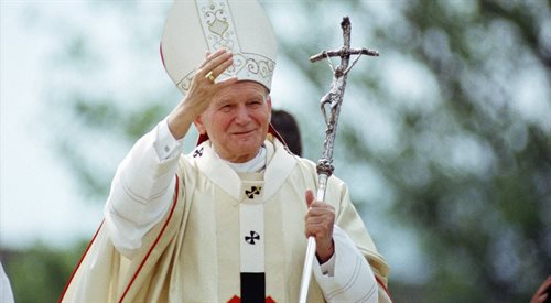 Papież Jan Paweł II podczas pielgrzymki w 1988 roku pozdrawia wiernych