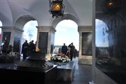 Prezydent Bronisław Komorowski (L) oraz szef Sztabu Generalnego WP gen. Mieczysław Gocuł (P) składają wieniec przed Grobem Nieznanego Żołnierza na placu Piłsudskiego w trakcie obchodów Święta Niepodległości w Warszawie