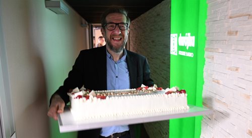 Dyrektor radiowej Dwójki Piotr Kędziorek z tortem z okazji 87. urodzin stacji