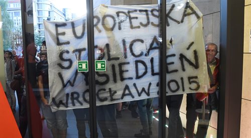 Protest rodzin romskich wysiedlonych z koczowiska przy ul. Paprotnej we Wrocławiu, zorganizowany przed Teatrem Capitol, gdzie odbywało się spotkanie premier Ewy Kopacz z przedstawicielami wrocławskich środowisk artystycznych i kulturalnych