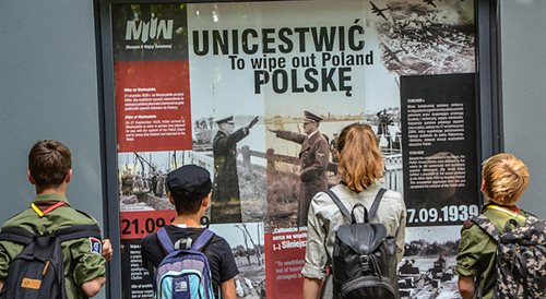 Młodzi harcerze oglądają wystawę upamiętniającą atak hitlerowskich Niemiec na Polskę