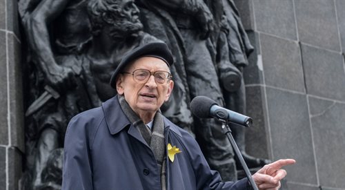 Na zdjęciu archiwalnym z 19 kwietnia 2015 r. prof. Władysław Bartoszewski podczas uroczystości przed Pomnikiem Bohaterów Getta w Warszawie
