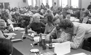 Delegaci strajkujących zakładów w czasie negocjacji w Sali BHP Stoczni Gdańskiej im. Lenina. Sierpień 1980