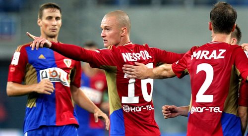 Zawodnik Piasta Gliwice Martin Nespor (C) cieszy się z bramki strzelonej Lechii Gdańsk podczas meczu 9. kolejki T-Mobile Ekstraklasy