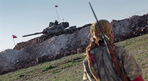 Tureckie czołgi i kurdyjski żołnierz zabezpieczają przeniesienie grobowca Sulejmana Szacha.