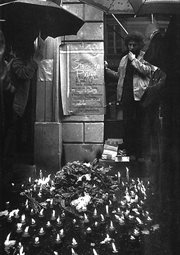 Bronisław Wildstein przy klepsydrze informujacej o śmierci jego przyjaciela Stanisława Pyjasa, ul. Szewska 7, Kraków, maj 1977