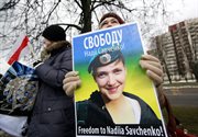 Mińsk: akcja Białorusinów solidaryzujących się z Nadiją Sawczenko, przed budynkiem rosyjskiej ambasady, 21 marca. Tego dnia rozpoczęło się odczytywanie wyroku: rosyjski sąd skazał Ukrainkę na 22 lata łagrów