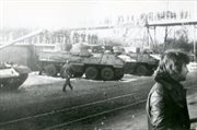 Czołgi otaczające Stocznię Gdańską im. Lenina na ul. Jana z Kolna pod bramą nr 3. W tle widać ludzi na wiadukcie kolejowym nad przystankiem Gdańsk Stocznia. 15.12.1981