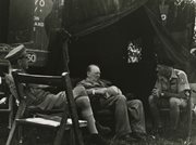 Brytyjski premier Winston Churchill, wizytujący front włoski, spotkał się z gen. Władysław Andersem, dowódcą 2 Korpusu, z lewej siedzi marszałek sir Harold Alexander, dowódca sił alianckich we Włoszech. Miejsce nieznane, Włochy, 1944