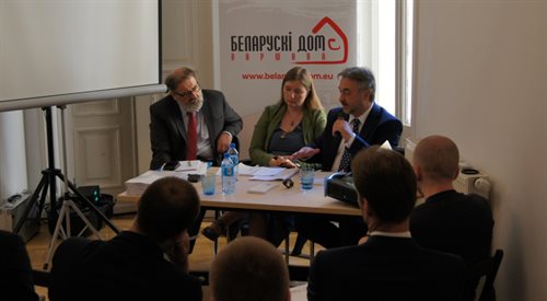 Prezentacja raportu w Domu Białoruskim w Warszawie. Krzysztof Stanowski, Olga Zacharowa, Jurij Dżibladze