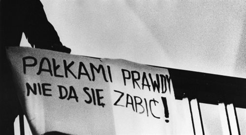 Transparent z hasłem studentów protestujących przeciwko używaniu siły przez władze PRL przeciwko strajkującym studentom, marzec 1968