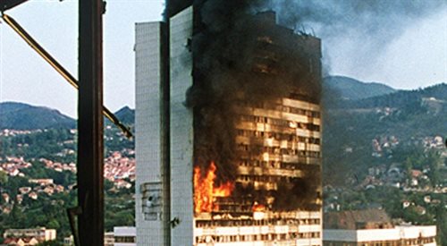 Płonący budynek parlamentu Bośni i Hercegowiny