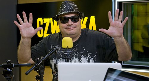 Krzysztof Skiba Skibiński jest frontmanem zespołu Big Cyc znanym z absurdalnego poczucia humoru