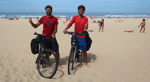 Rowerzyści na plaży nad Zatoką Baskijską