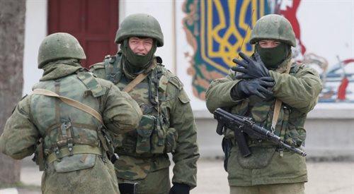 Żołnierze rosyjscy przy ukraińskiej bazie w miejscowości Pieriewalnoje pod Symferopolem