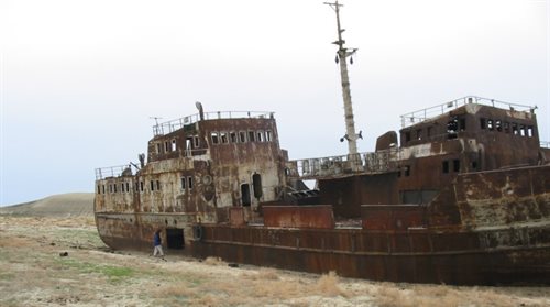 Statki porzucone na Jeziorze Aralskim