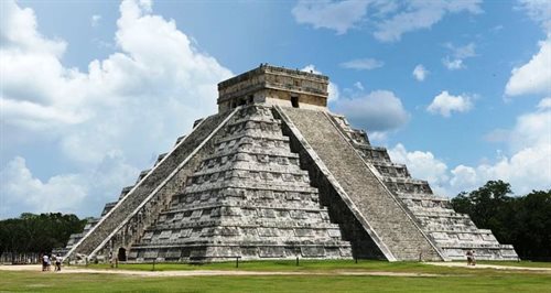 Majański Disneyland mieści się niedaleko prekolumbijskiego miasta Chichen Itza, w którym znajduje się jedna z najstarszych piramid Majów