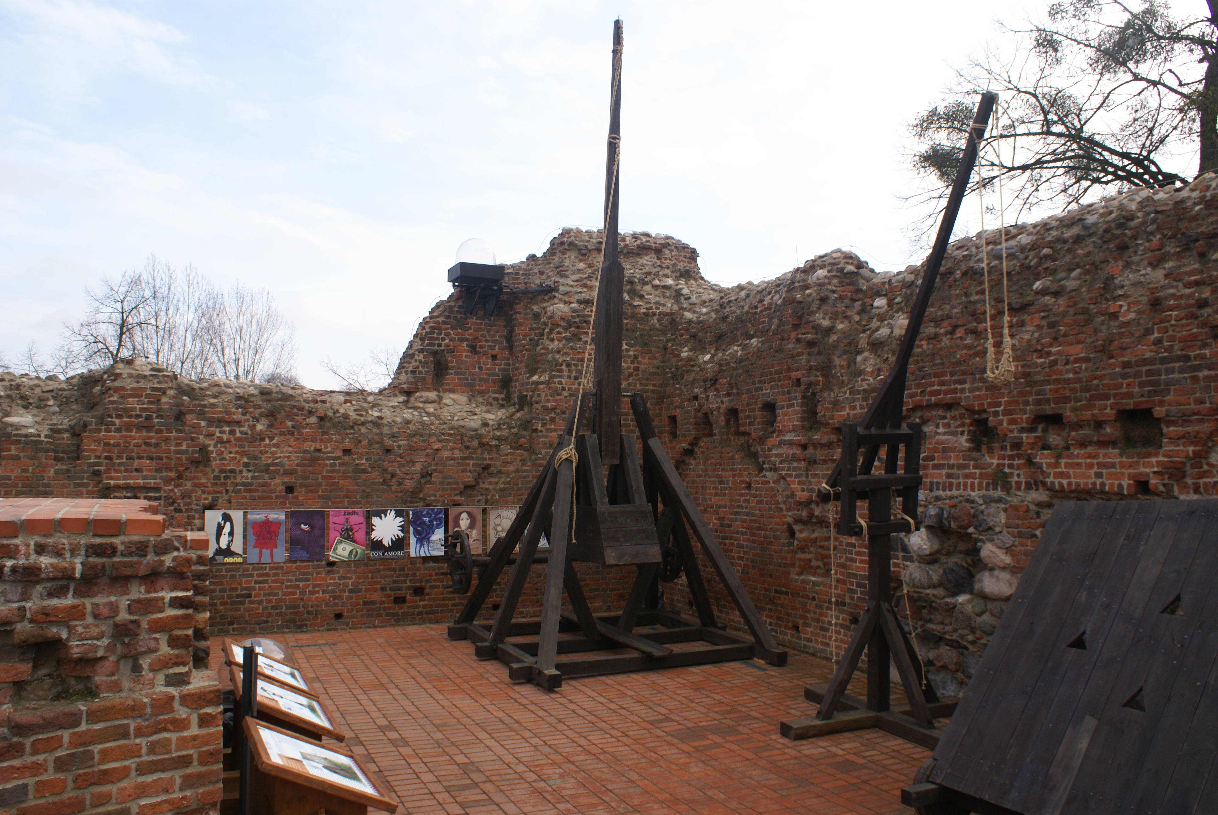 Wystawa machin oblężniczych na zamku krzyżackim w Toruniu