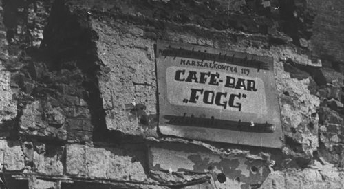Na terenie dzisiejszego Placu Defilad działała między innymi pierwsza w Warszawie powojenna kawiarnia, słynna Caf Fogg przy Marszałkowskiej 119. Oto, co z niej pozostało w 1945 roku