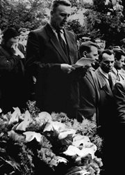 Edward Gierek w czasie pogrzebu ofiar robotniczego buntu. Gierek przewodniczył komisji badającej wydarzenia. Było to pierwsze ważne zadanie powierzone nowemu sekretarzowi Komitetu Centralnego PZPR. Poznań, 29.06.1956
