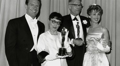 Edith Head, Robert Stack, Edward Stevenson na ceremonii rozdania Oscarów w 1961 roku