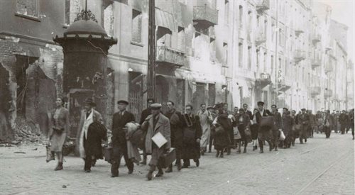 Żydzi w drodze na Umschlagplatz na ulicy Zamenhofa