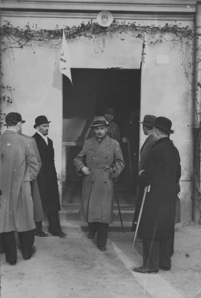 Wacław Jędrzejewicz jako minister wyznań religijnych i oświecenia publicznego wizytuje szkołę w Kaliszu. Zdjęcie zostało zrobione w 1935 roku. Źródło: NAC/Domena publiczna
  