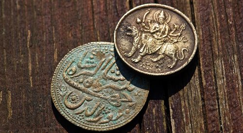 Z brązu (stopu miedzi i cyny) bito dawniej monety