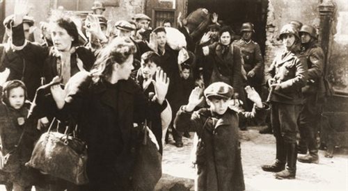 Żydowska ludność cywilna schwytana podczas tłumienia powstania (fotografia z raportu Stroopa)