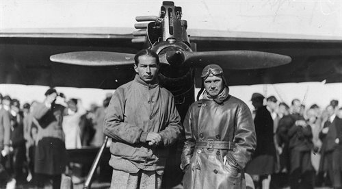 Pilot Franciszek Żwirko (z prawej) i konstruktor lotniczy Stanisław Wigura przed samolotem RWD-4 podczas III Krajowego Konkursu Awionetek w Warszawie.