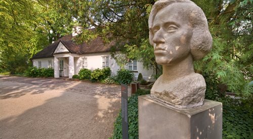 Popiersie Fryderyka Chopina przed domem urodzenia kompozytora w Żelazowej Woli