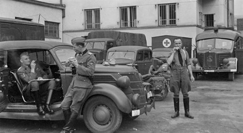 Lwów 1939-1945. Przed gmachem Gestapo.