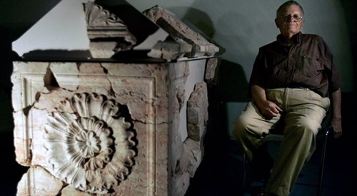 Jerozolima, 19.11.2008. Profesor Ehud Netzer obok zdobionego sarkofagu króla Heroda, znalezionego na terenie mauzoleum króla Heroda w Herodium. PAP EPA