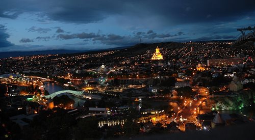 Nocna panorama Tbilisi - stolicy Gruzji