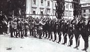 Józef Piłsudski dekoruje Ludwika Korwin-Sokołowskiego Orderem Virtuti Militari. Plac Zamkowy w Warszawie, 10.05.1921