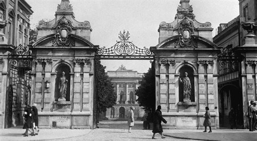 Brama uniwersytecka na zdjęciu z 1927 roku