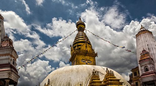 Światynia Swayambhunath Stupa w Dolinie Katmandu, zwana również Świątynią Małp, jest jednym z najstarszych miejsc kultu religijnego w Nepalu.fot.flickrnelson dammand