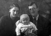 Wanda i Stanisław Ciumanowie z urodzoną w Ałdanie córką Basią, listopad 1943
