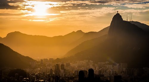 Rio de Janeiro to miasto kontrastów - z jednej strony piękne krajobrazy i atrakcje przyciągające turystów z całego świata, z drugiej favele czyli dzielnice biedy.