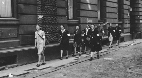 Wymarsz patrolu sanitarnego Wojskowej Służby Kobiet AK na ulicy Moniuszki 9; 5 sierpnia 1944  (zdjęcie ilustracyjne)