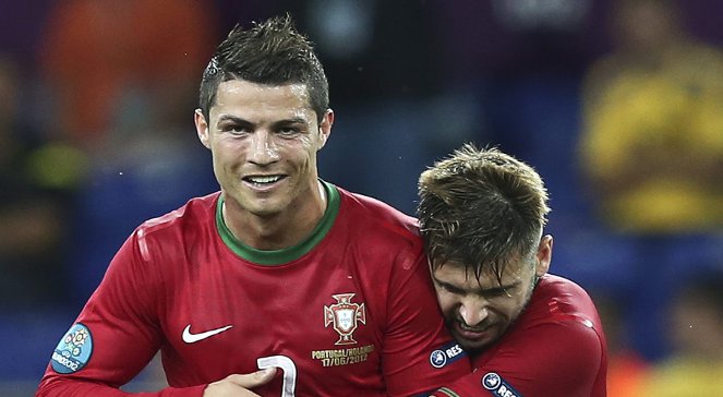 Portugalia - Holandia. Cristiano Ronaldo (L) cieszy się z gola