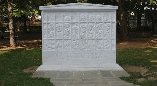 Pomnik ofiar pacyfikacji Politechniki Ateńskiej fot. WikipediaccGeorge Groutas