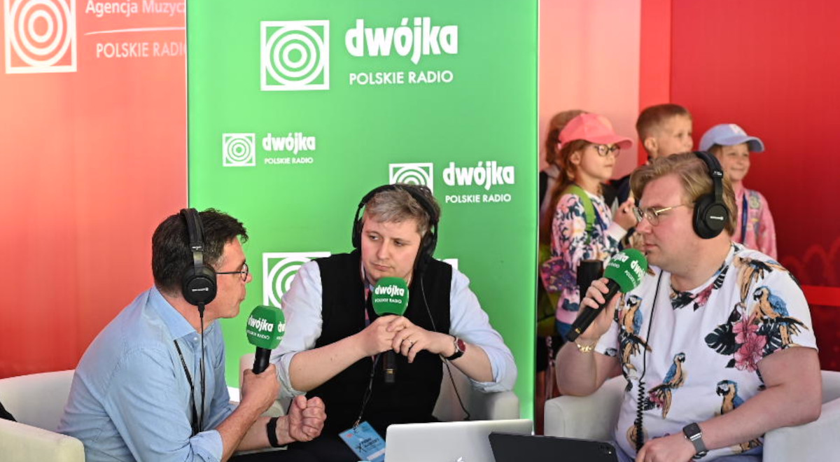 Od lewej: Robert Firmhofer, Jakub Jamrozek i Paweł Siwek w mobilnym studiu Dwójki