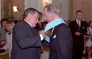 Prezydent Lech Wałęsa wręcza Order Orła Białego Janowi Karskiemu. Warszawa, 8.05.1995