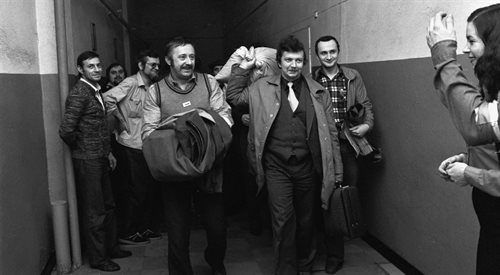 Przedstawiciele Międzyzakładowego Komitetu Strajkowego Huty Katowice z przewodniczącym Andrzejem Rozpłochowskim (drugi z prawej) na czele w nowej siedziby w Hucie Baildon w Katowicach, 26 marca 1981