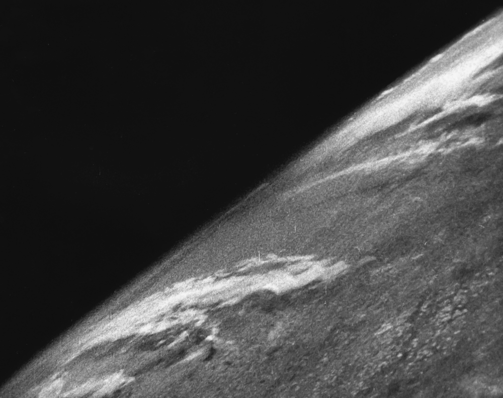 Pierwsze zdjęcie ziemi z Kosmosu. Źródło: White Sands Missile Range/Applied Physics Laboratory/domena publiczna